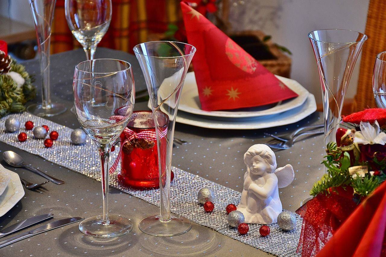 Decoración de la mesa navideña roja y blanca