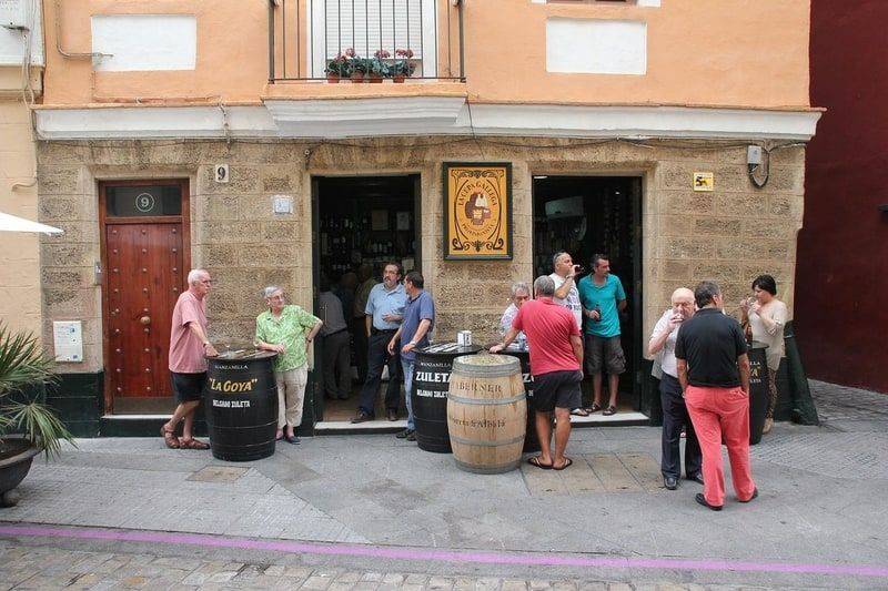 Gente en un bar de un barrio de Cádiz capital